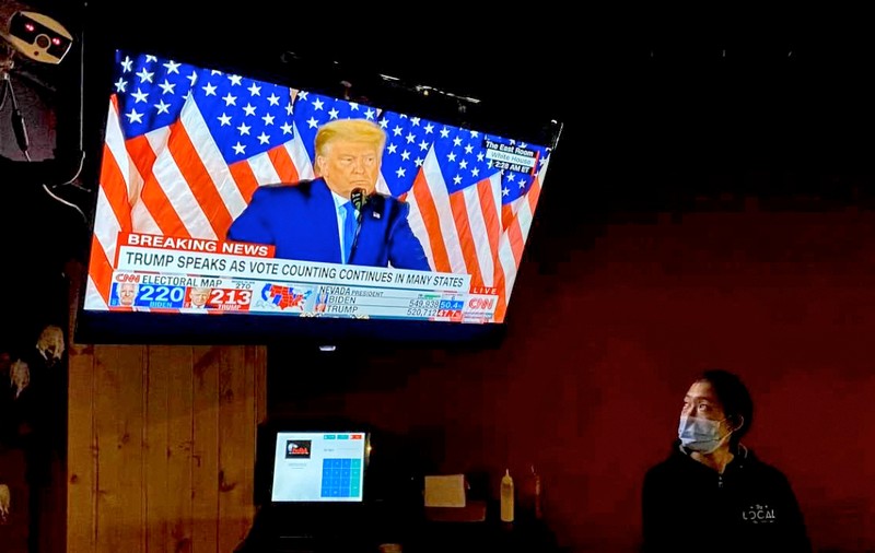 Poate publicitatea ”să cumpere voturi”? Cât au pompat Biden și Trump în publicitatea electorală TV în statele disputate și ce au obținut