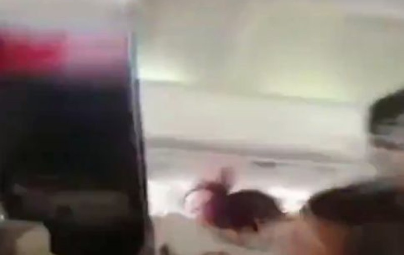Ce a pățit o stewardesă în timpul unui zbor cu turbulențe | VIDEO
