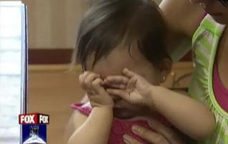 O mamă de 15 ani cere dreptate pentru fiica sa de trei luni căreia I s-a tăiat un deget în spital !