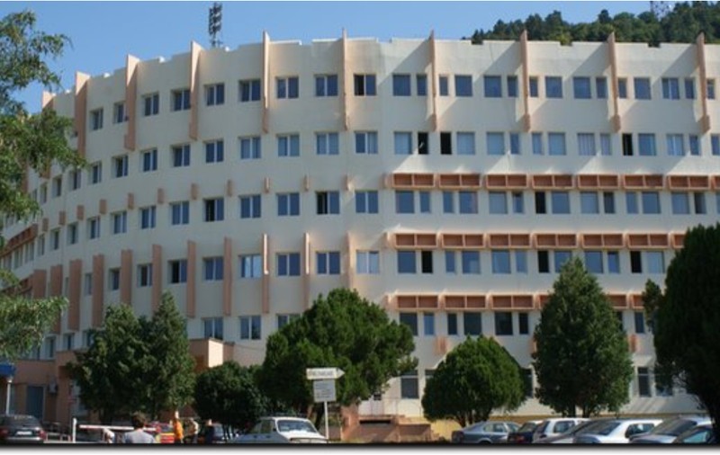 Un pacient a murit, după ce a căzut de la etajul 2 al Spitalului de Urgență din Neamț. Bărbatul era internat la Chirurgie