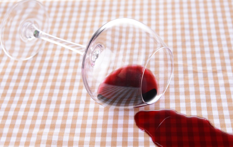 Cum scoți petele de vin roșu. Fie că sunt proaspete sau uscate