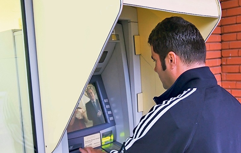 Cum pierzi bani la bancomat