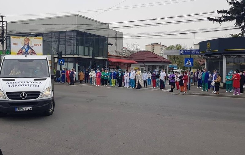Cadrele medicale de la Târgoviște au ieșit în halate și costume în fața spitalului pentru a întâmpina moaștele Sf. Nifon