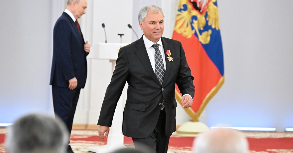 Veaceslav Volodin (în prim-plan) și Vladimir Putin în spatele lui Foto: Profimedia