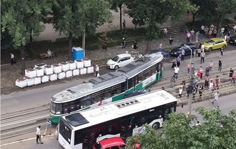Un tramvai a deraiat în Iași, după ce un șofer i-a tăiat brusc calea. Accidentul, surprins de camere