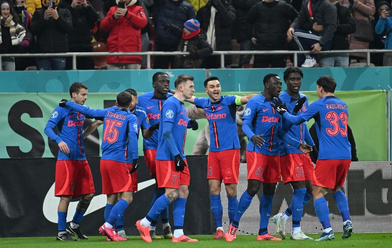 Cine transmite meciul FCSB - Lyon la TV în România. Partida din Europa League se vede pe două posturi