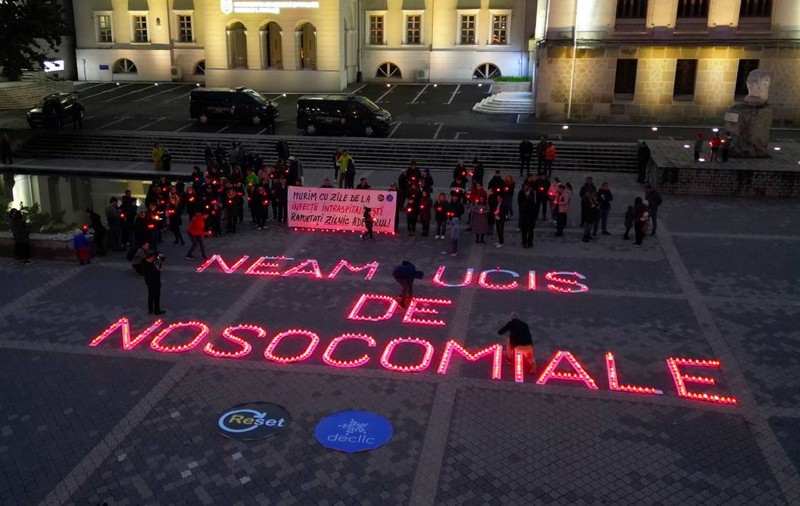 „Neam ucis de nosocomiale”: peste 100 de persoane din Iași au aprins lumânări pentru copiii care au murit în spital