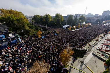 Parcul din fața Teatrului Național s-a umplut de credincioși