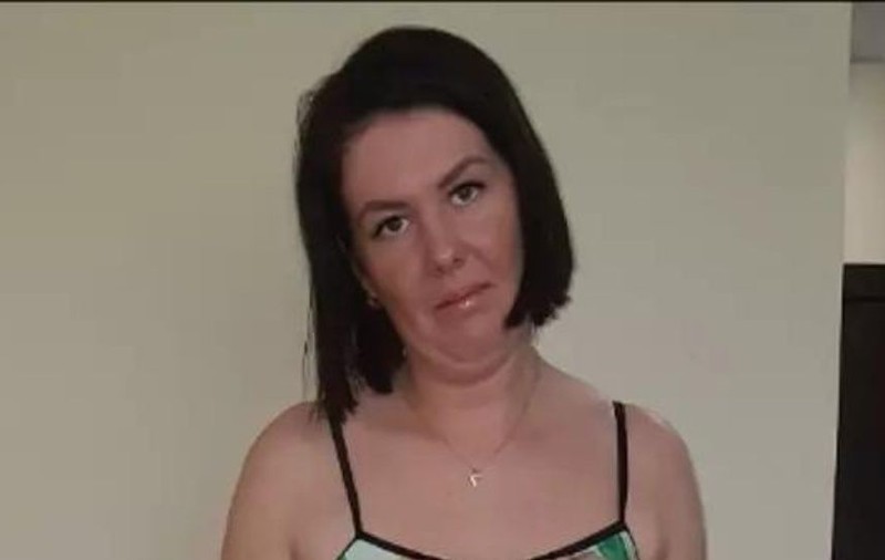 Un tată i-a luat fiicei lui un costum de baie cu chipul lui pe el pentru a-i împiedica pe bărbați să se uite la ea la plajă
