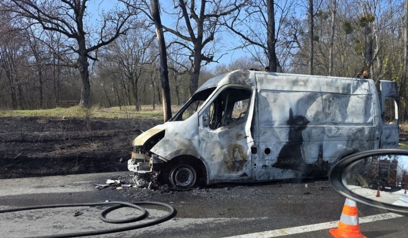 Caroseria ambulanței care a ars pe DN28 în Strunga, județul Iași. Foto: ZCH News