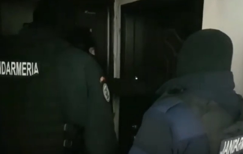 VIDEO | Cum l-au păcălit jandarmii pe un suspect să le deschidă ușa: „De la gaze!”. Imaginile au devenit virale