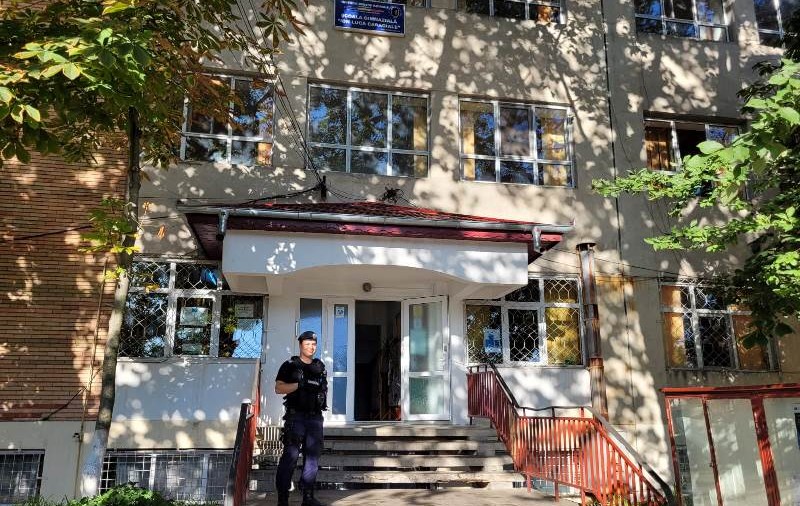 Un elev a fost bătut de un altul și de o rudă a acestuia în curtea unui liceu din Brăila
