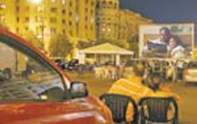 Au intrat la cinema cu masina