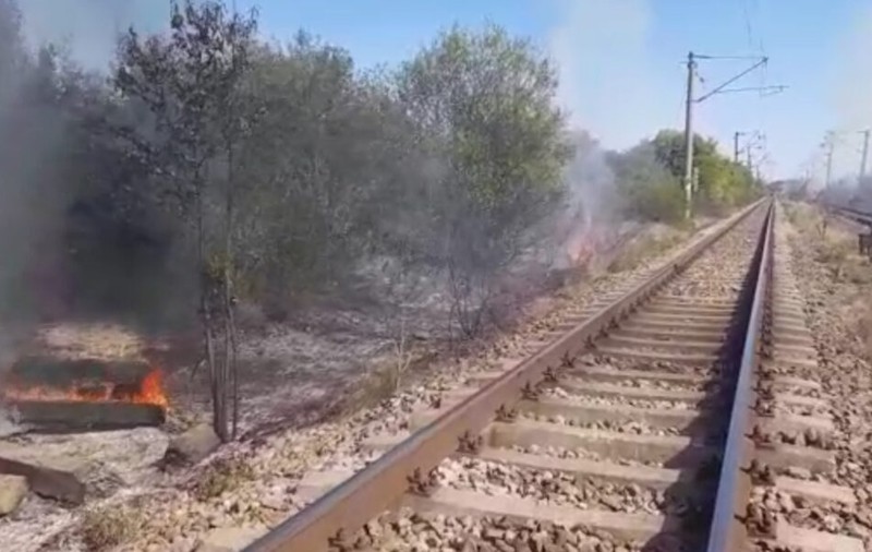Incendiu de vegetație în județul Dolj. Traficul feroviar este îngreunat