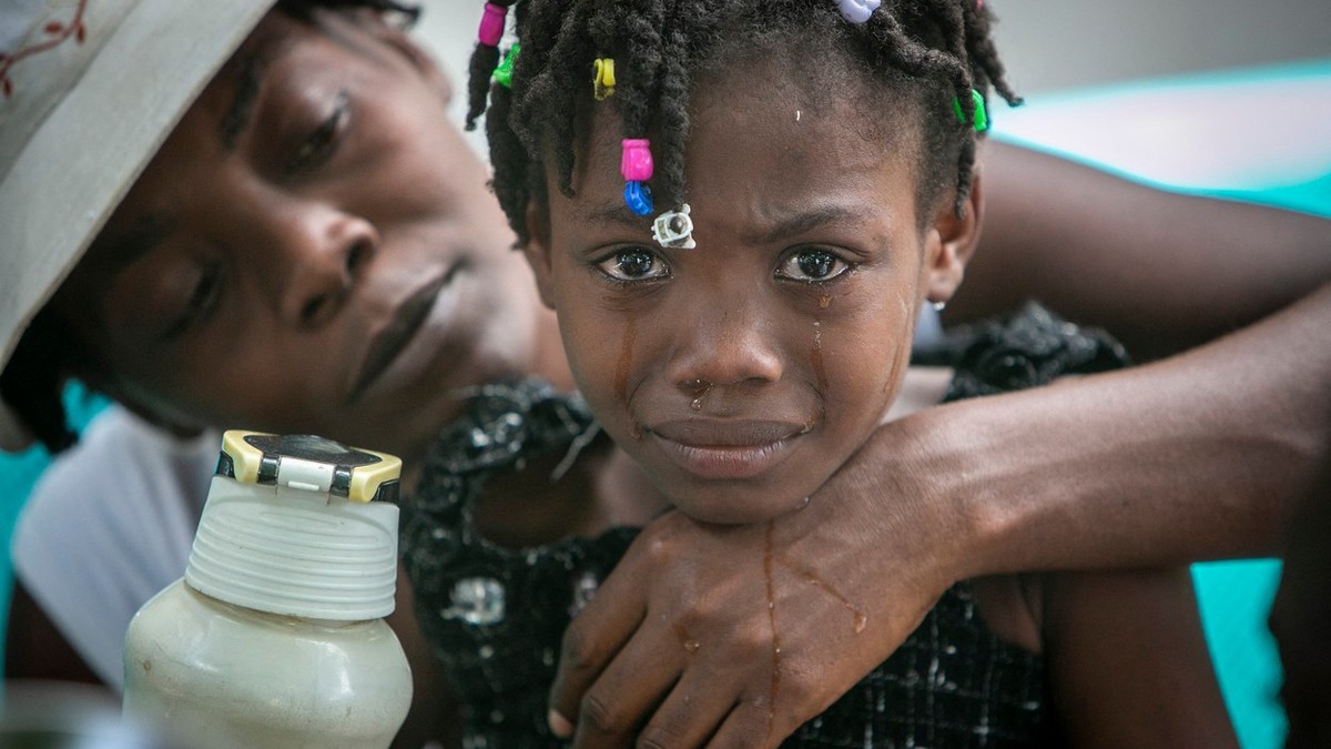 O fetiță primește îngrijiri medicale la un spital din Haiti | Foto: Profimedia