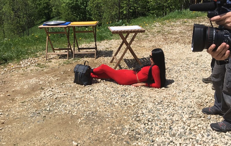 EXCLUSIV/ Daniela Crudu a rupt normele la filmările de la Brașov. A gătit în costum de baie și a dat tonul la băut