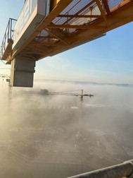 Muncind deasupra ceții din oraș