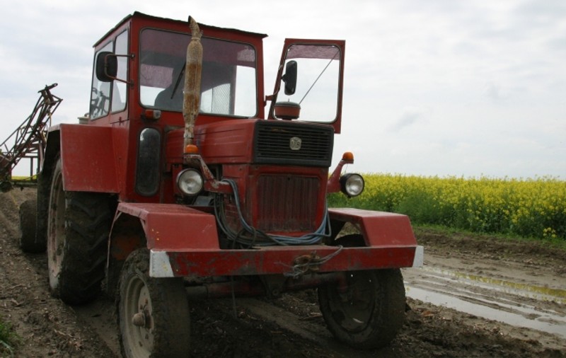 Un copil a murit strivit de un tractor