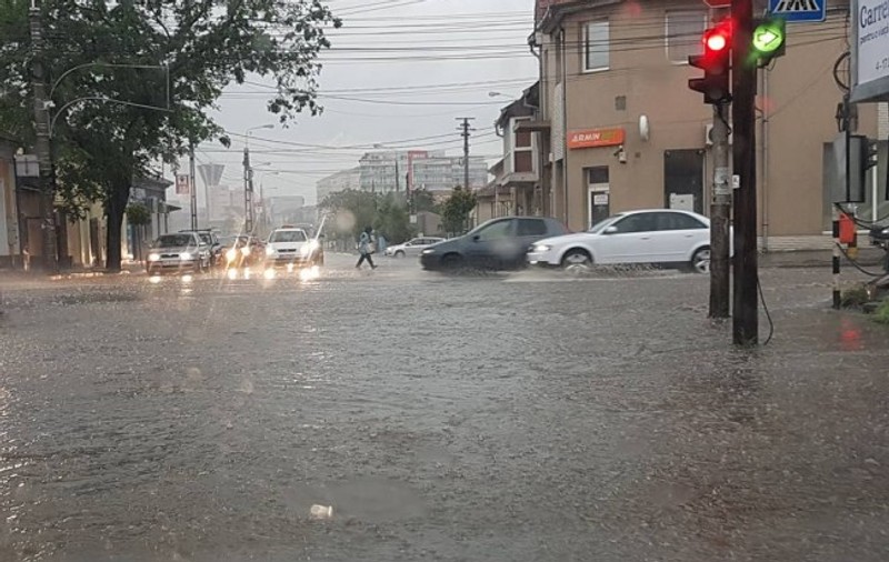 Inundații în Oradea. S-a scăldat în parcarea centrului comercial VIDEO