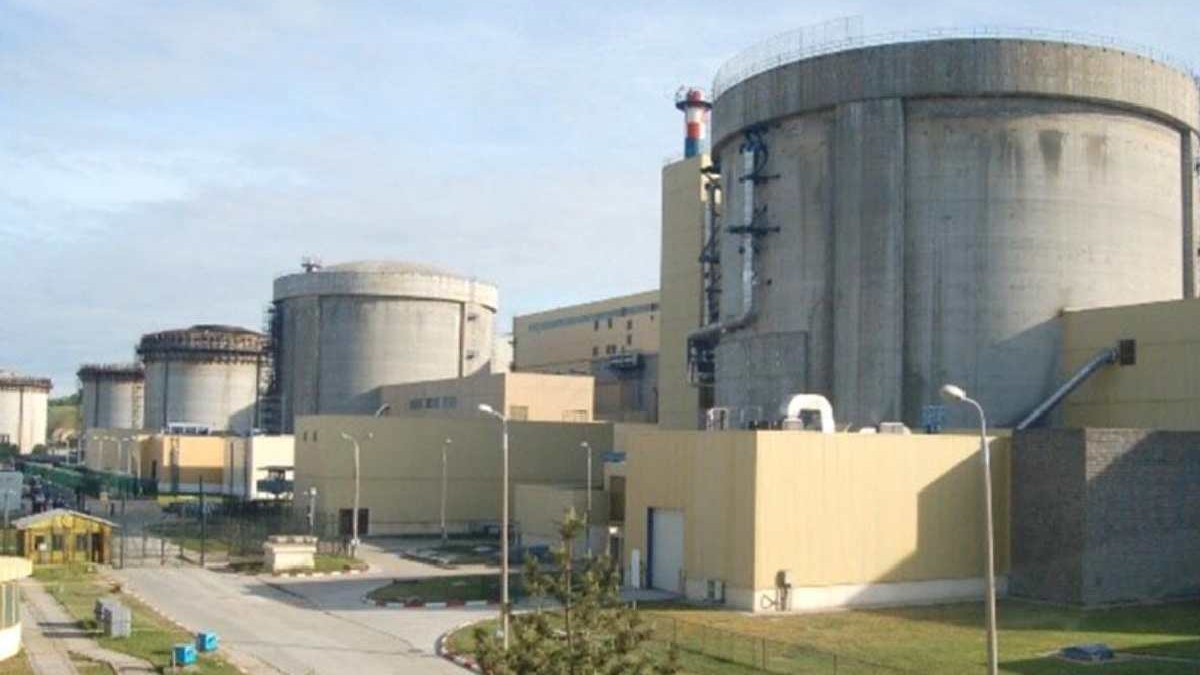 Imagine panoramică cu fabrica de la Feldioara, cu structuri cilindrice gri.
