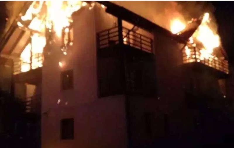 Incendiu puternic, noaptea trecută, la o pensiune din Sâmbăta de Sus. Proprietarul a suferit un atac de panică