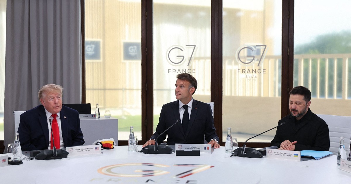Donald Trump (stânga), Emmanuel Macron (centru) și Volodimir Zelenski (dreapta) la summitul G7 de la Evian Foto: Profimedia