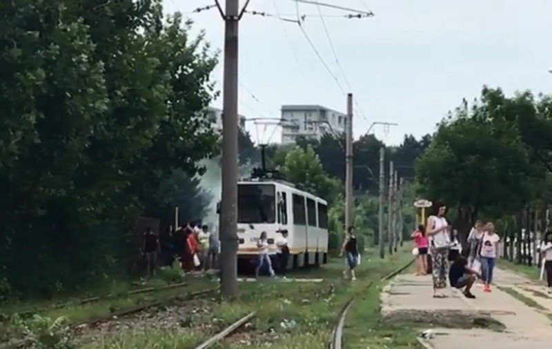 Călători evacuați dintr-un tramvai care scotea fum, pe Șoseaua Petricani | VIDEO