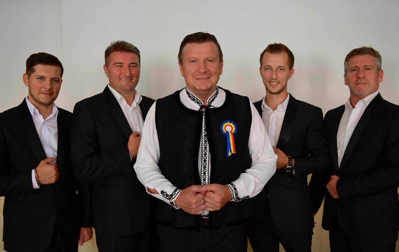 Solistul de muzică populară Aurel Tămaș devine, pentru o seară, rockerul Relu Tămaș! Cântă în memoria prietenului său Teo Peter