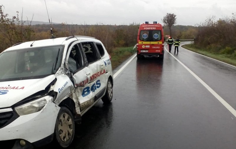Șoferul unui TIR a fugit după ce a lovit o ambulanță cu patru pacienți duși la dializă. Explicația halucinantă oferită polițiștilor când l-au prins