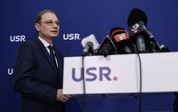 Premierul desemnat Luca Niculescu după discuțiile și consultările de la sediul USR. Sursa foto: Vlad Chirea / Libertatea