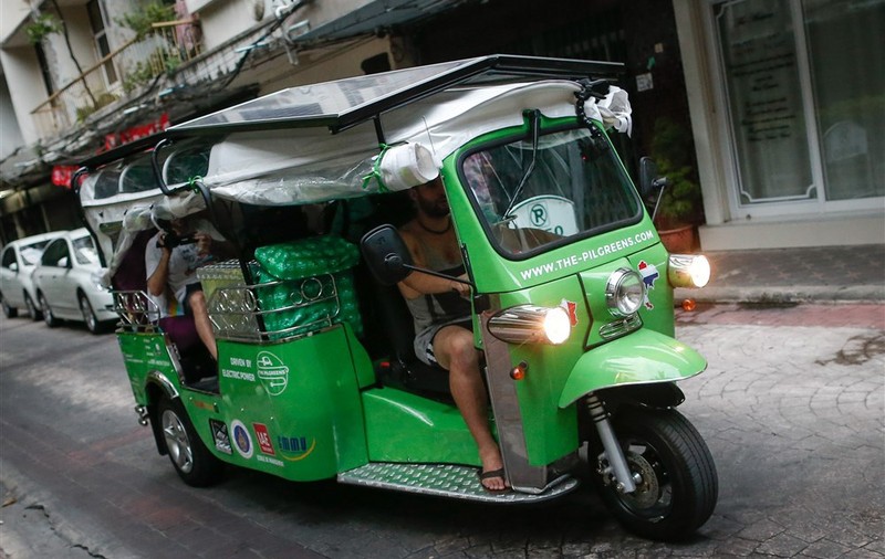 Tuk-tuk-urile din Thailanda vor fi înlocuite cu unele electrice, pentru a reduce poluarea