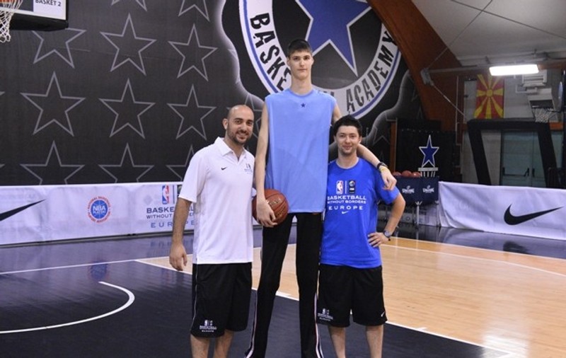 Echipele din NBA au pus ochii pe un român de 14 ani, înalt de 2,26 metri
