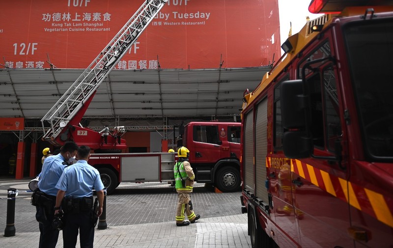 Sute de persoane, evacuate de pe acoperișul World Trade Centre din Hong Kong, după ce un incendiu a izbucnit în clădire