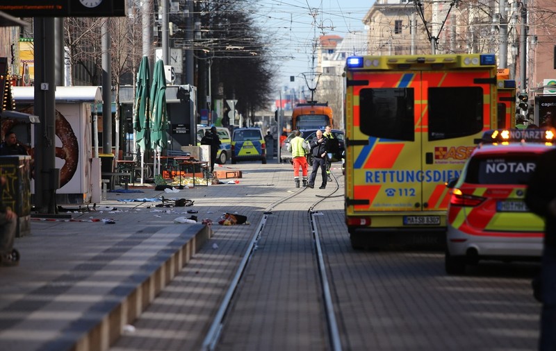 Atacatorul din Mannheim s-a împușcat în gură și este în spital. Poliția germană nu-i dezvăluie identitatea