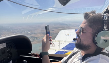 Autorul acestui articol, în timpul zborului cu aeronava de acrobație Zlin 242-L. Foto: Libertatea