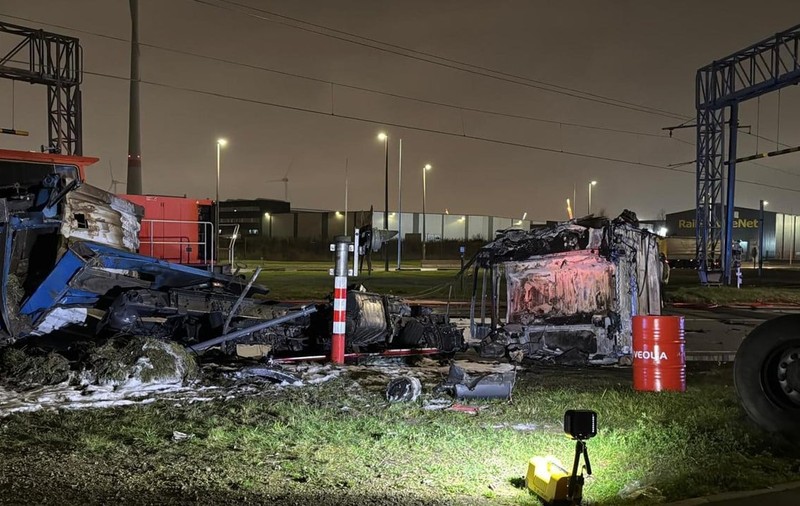 Un șofer român de TIR a murit carbonizat în cabina lovită de tren și făcută scrum, în Belgia