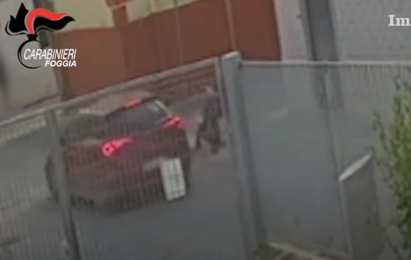 Român dat în urmărire internațională pentru asasinarea liderului unui clan mafiot din Italia: „S-a tras cu o mitralieră Skorpion și cu un revolver de calibru 38”