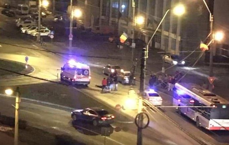 Bărbat atacat cu spray lacrimogen de un șofer, lovit pe trecerea de pietoni și târât pe capota mașinii, de față cu soția și copilul. Ce l-a enervat pe agresor