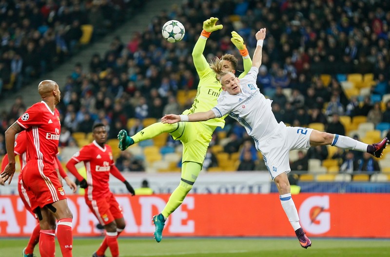 epaselect epa05592616 Domagoj Vida (R) of Dynamo vies for the ball with Ederson (C) goalkeeper of Benfica during the UEFA Champions League group B soccer match between Dynamo Kyiv and Benfica Lisbon at the Olimpiyskiy stadium in Kiev, Ukraine, 19 October 2016. EPA/SERGEY DOLZHENKO