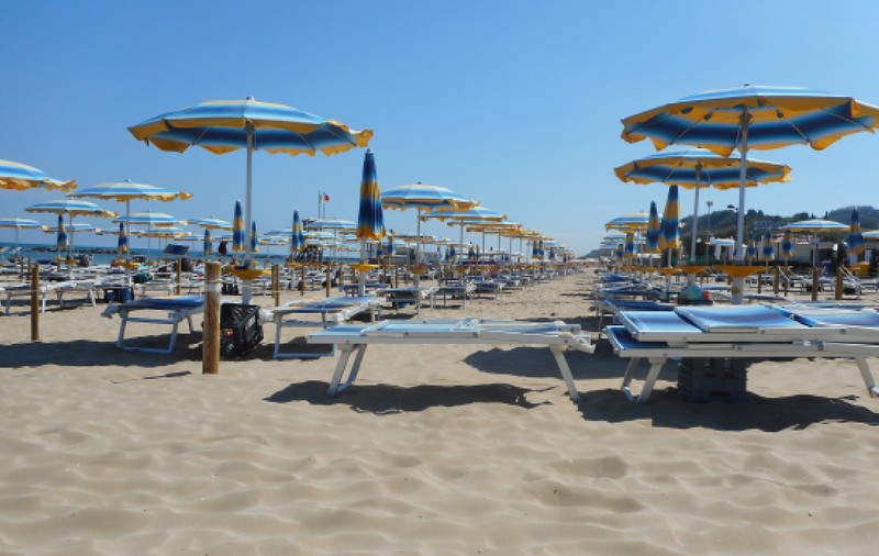 Fumatul pe plajă, interzis într-o destinație populară din Italia: amenzi de până la 500 de euro pentru turiști, din aprilie