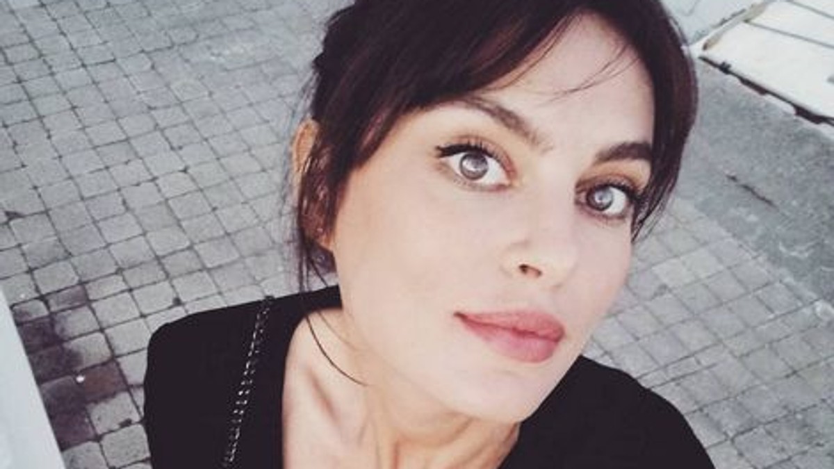 Catrinel Menghia, topless. S-a pozat fără sutien