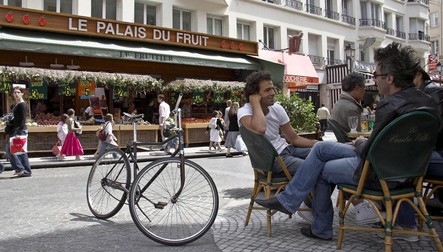 Arta conversației la francezi; Credit: Chuck Pefley/Alamy