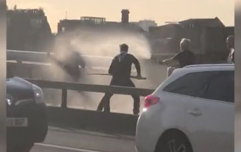 Momentul în care atacatorul de pe London Bridge a fost oprit de cetățeni cu un extinctor