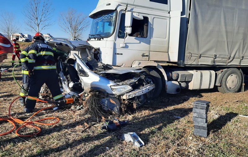Un bebeluș de o lună, fratele lui de 3 ani și tatăl lor au murit într-un accident, la Filipești, în Bacău