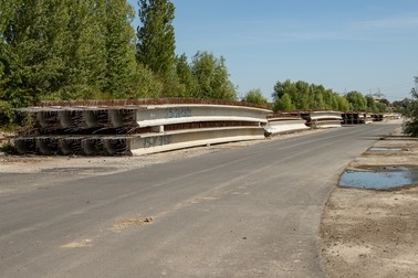 Firma proiectantă a recunoscut că modul de depozitare al grinzilor nu este „ideal". | Foto: Eli Driu / Libertatea