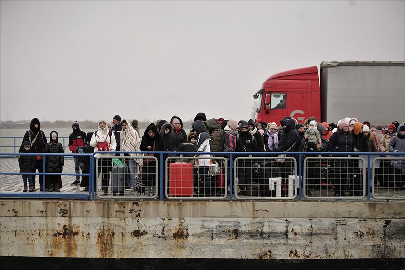 Cei mai mulţi dintre refugiaţi trec ca pasageri, fără maşini, prin vama Isaccea
