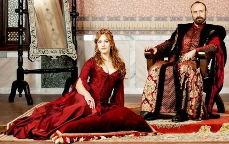 MOTIVUL pentru care sultana HURREM trebuie să-l SEDUCĂ în permanență pe SULEYMAN! Află de la Meryem Uzerli de ce trebuie să facă asta!