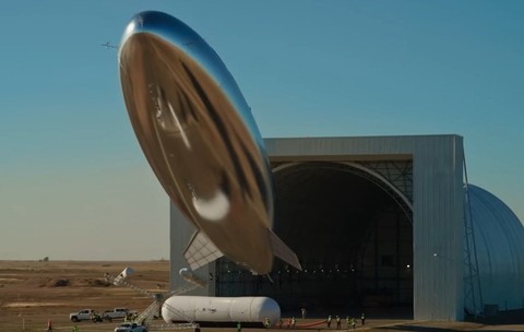 Un dirijabil de mari dimensiuni cu un înveliș argintiu reflectorizant