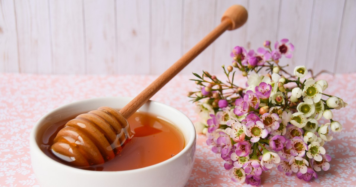 miere de manuka - bol cu miere de manuka si flori manuka