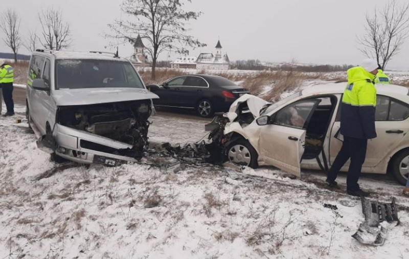 O femeie a murit, într-un accident în judeţul Botoşani. Maşina în care se afla a intrat pe contrasens şi s-a izbit violent de alta